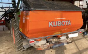 Kubota Düngerstreuer DSMW 1100 mit Hopfenumbau