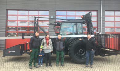 Valtra Hopfenschlepper mit Hopfenkanzel