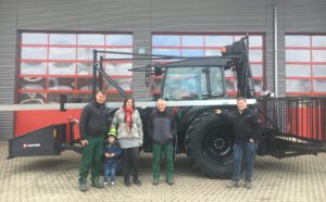 Valtra Hopfenschlepper A104H4 mit Hopfenkanzel