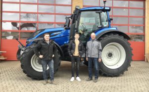 Valtra Schlepper T174D in Blaumetallic