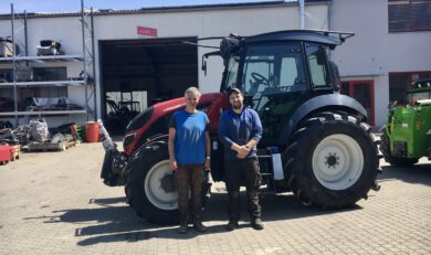 Valtra Hopfenschlepper mit Hopfenkabine