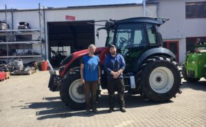 Valtra Hopfenschlepper A104H4 mit Hopfenkabine