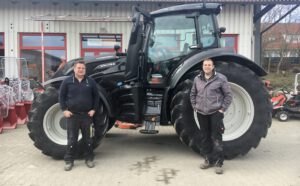 Valtra Schlepper T234D Schwarzmetallic