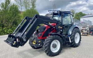 Valtra Hopfenschlepper A104H4 mit Hopfenkabine und Frontlader