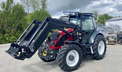 Valtra Hopfenschlepper mit Hopfenkabine und Frontlader