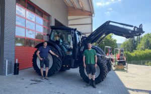 Valtra Schlepper N114H5 mit Frontlader