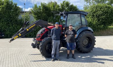 Valtra Hopfenschlepper mit Hopfenkabine