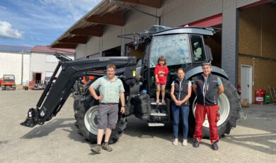 Valtra Hopfenschlepper G125V mit Hopfenkabine