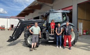 Valtra Hopfenschlepper G125V mit Hopfenkabine