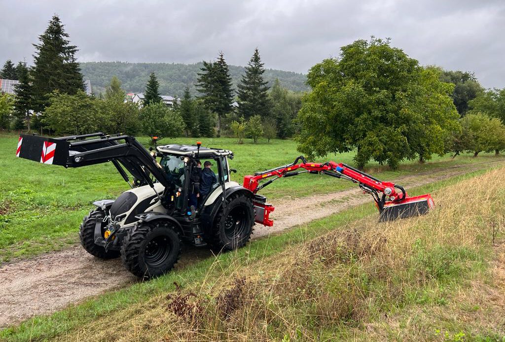 Valtra Schlepper mit Dücker Ausleger