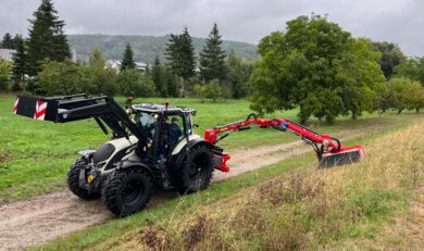 Valtra Schlepper mit Dücker Ausleger