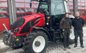 Valtra Hopfenschlepper A104H4 mit Hopfenkabine