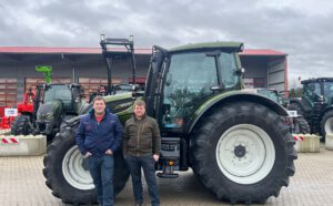 Valtra Schlepper N155A mit Rückfahreinrichtung