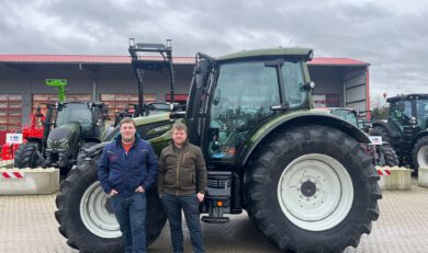 Valtra N155A mit Rückfahreinrichtung