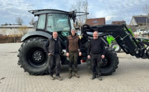 Valtra N154D mit Hopfenkabine und ALÖ-Frontlader