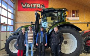 Valtra T175D mit Rückfahreinrichtung, Forstkabine und Traurig-Forstwanne