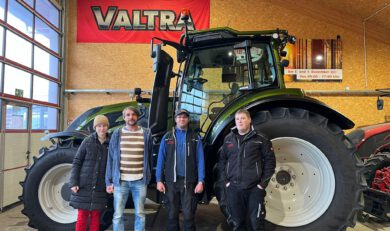 Übergabe Valtra T175D an Familie Bauch