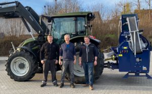 Valtra Schlepper A105MH4 + Tajfun Sägespalter RCA 480 JOY