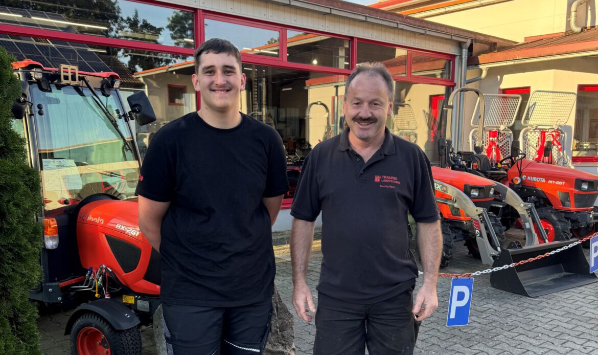 Foto am ersten Ausbildungstag. Zu sehen sind unser Azubi Simon & unser Chef vor unserem Eingang.