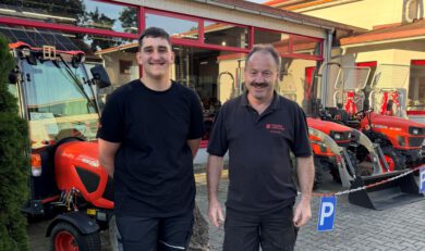 Foto am ersten Ausbildungstag. Zu sehen sind unser Azubi Simon & unser Chef vor unserem Eingang.