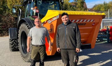 Foto einer Maschinenübergabe eines Rasco-Salzstreuers an den Kunden Zettl Reinhold.