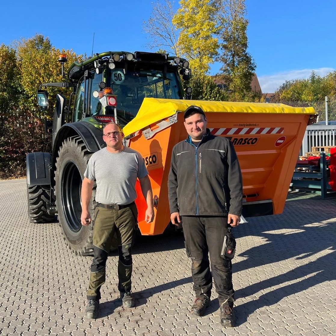 Foto einer Maschinenübergabe eines Rasco-Salzstreuers an den Kunden Zettl Reinhold.