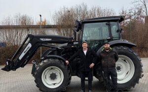 Valtra Schlepper A105H4 mit ALÖ-Frontlader