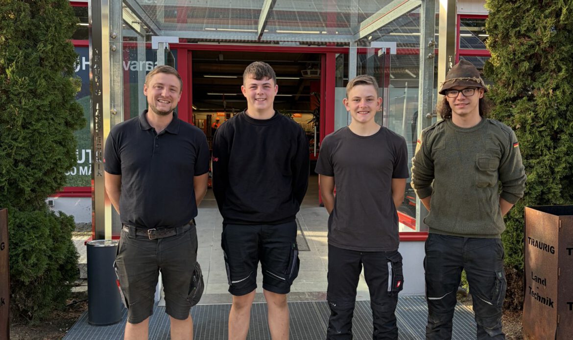 Es sind Christoph Kellner und unsere 3 neuen Auszubildende Lukas, Leonhard & Tobias vor unserem Firmeneingang zu sehen.