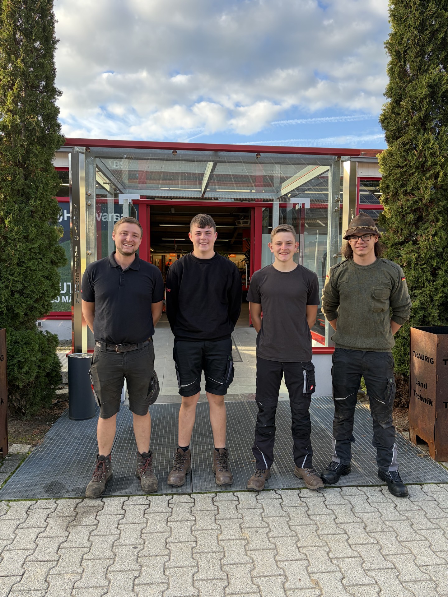 Es sind Christoph Kellner und unsere 3 neuen Auszubildende Lukas, Leonhard & Tobias vor unserem Firmeneingang zu sehen.
